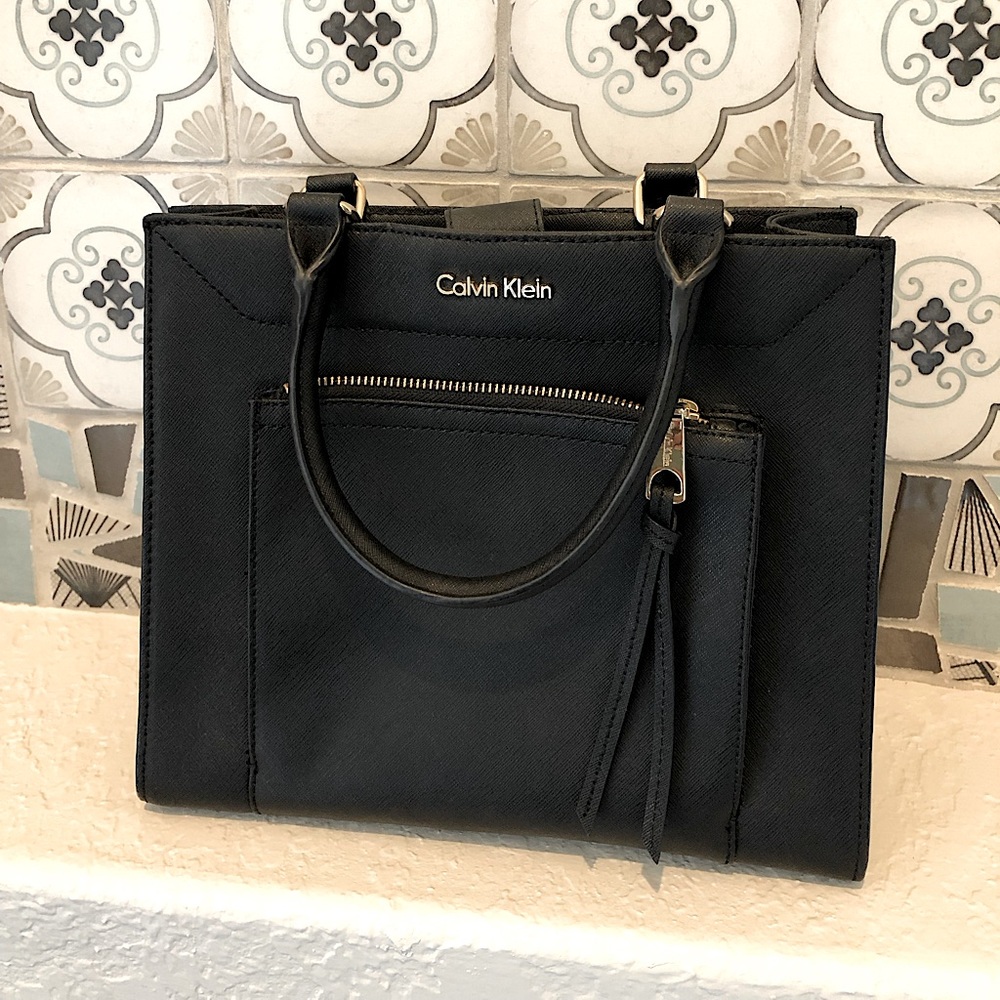 👜💛Calvin Klein Purse (Black w/ Gold Zippers and Labeling👜💛